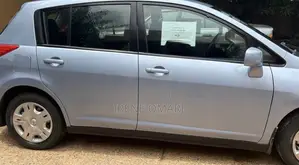 Nissan Versa 1.8 S Hatchback 2011 Blue
