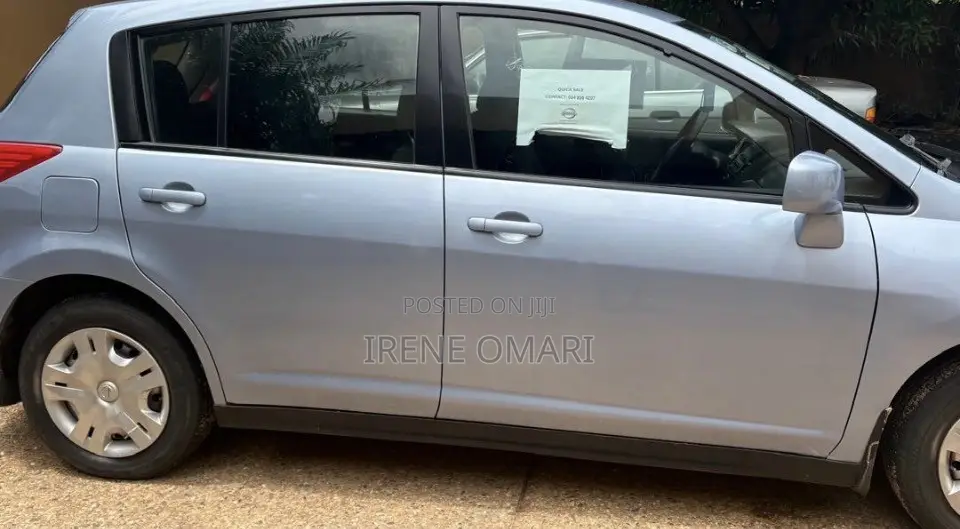 Nissan Versa 1.8 S Hatchback 2011 Blue