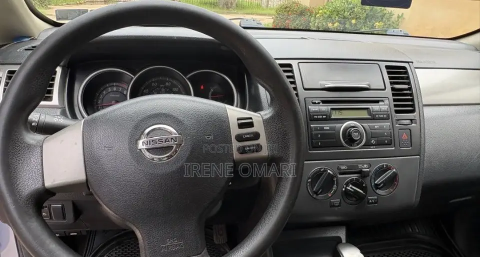 Nissan Versa 1.8 S Hatchback 2011 Blue