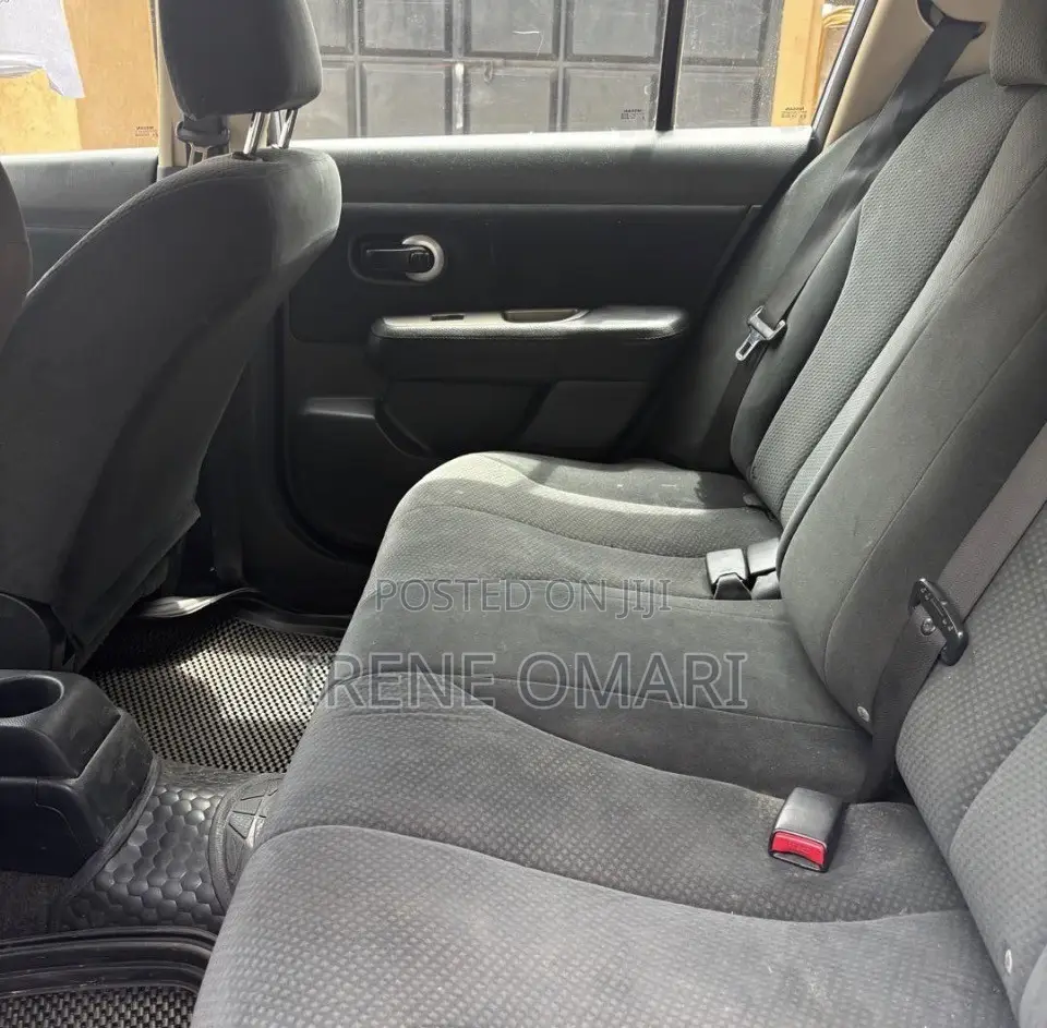 Nissan Versa 1.8 S Hatchback 2011 Blue