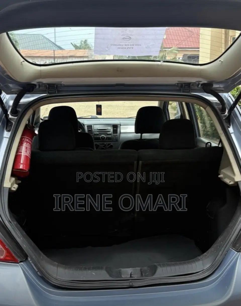 Nissan Versa 1.8 S Hatchback 2011 Blue