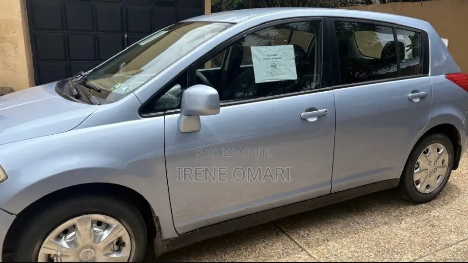 Nissan Versa 1.8 S Hatchback 2011 Blue