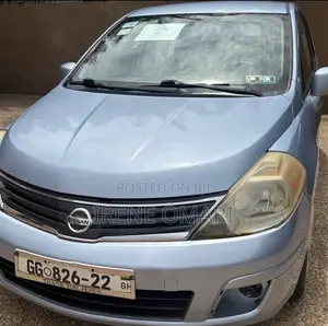 Nissan Versa 1.8 S Hatchback 2011 Blue
