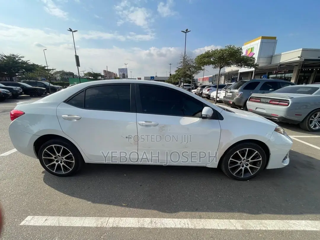 Toyota Corolla SE Special Edition 4dr Sedan (1.8L 4cyl CVT) 2017 White