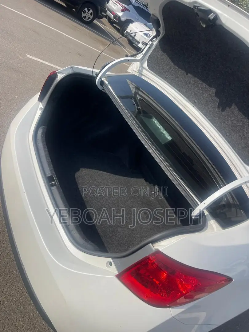 Toyota Corolla SE Special Edition 4dr Sedan (1.8L 4cyl CVT) 2017 White