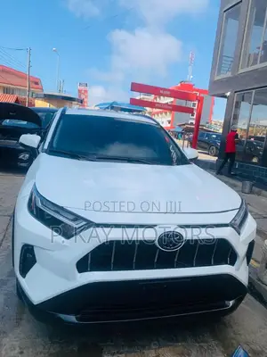 Toyota RAV4 XLE AWD 2024 White