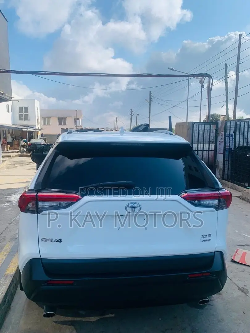 Toyota RAV4 XLE AWD 2024 White