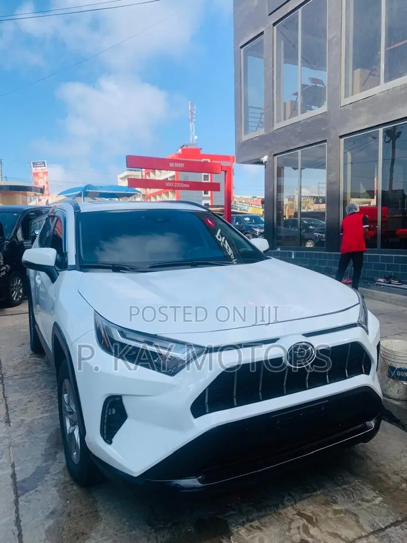 Toyota RAV4 XLE AWD 2024 White