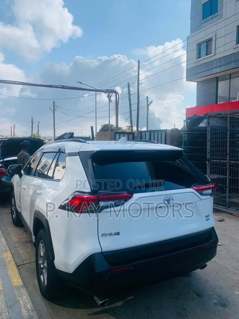 Toyota RAV4 XLE AWD 2024 White