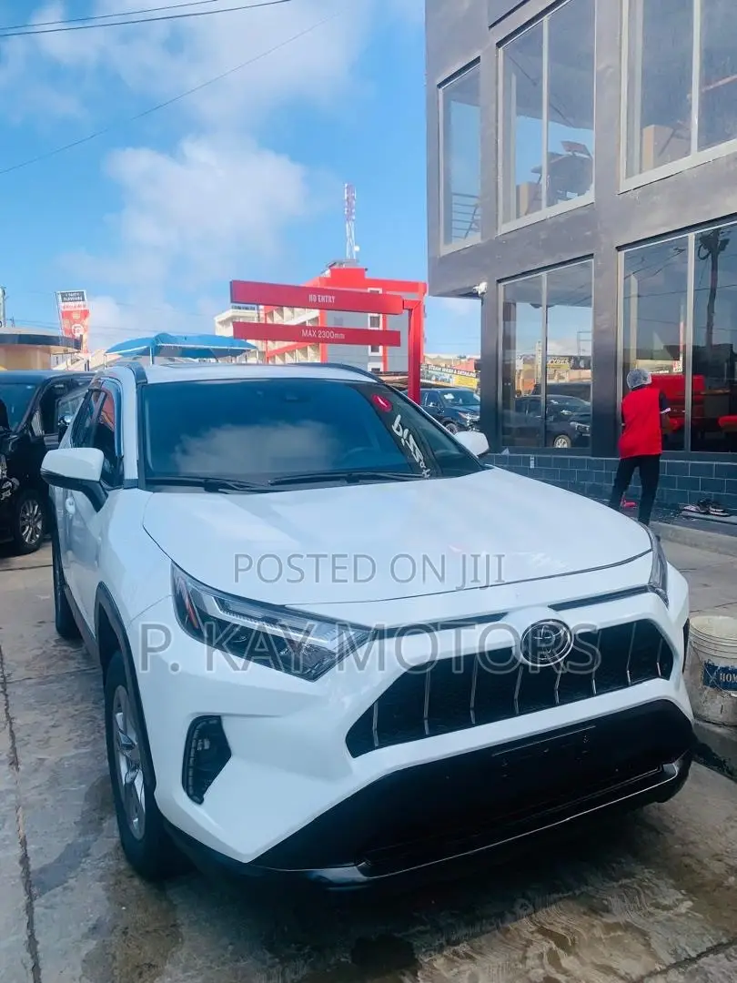 Toyota RAV4 XLE AWD 2024 White