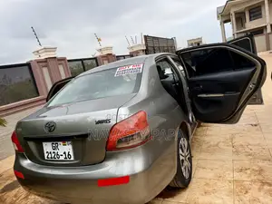 Toyota Yaris Base Sedan 4dr 2010 Gray