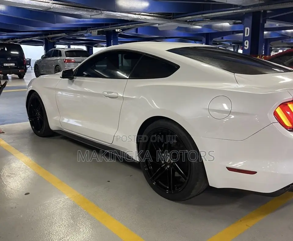 Ford Mustang V6 Fastback 2016 White