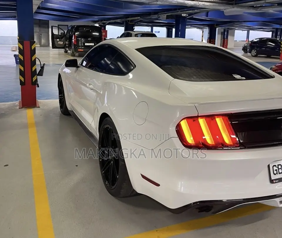 Ford Mustang V6 Fastback 2016 White