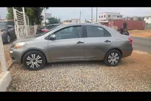 Toyota Yaris Base Sedan 4dr 2010 Gray