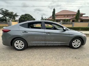 Hyundai Elantra SE Sedan FWD (2.0L 4cyl 6M) 2017 Gray