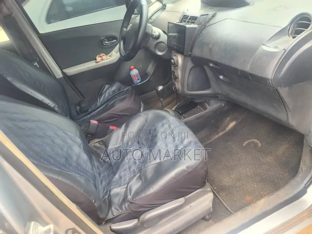 Toyota Vitz 1.3 AWD 5dr 2010 Gray