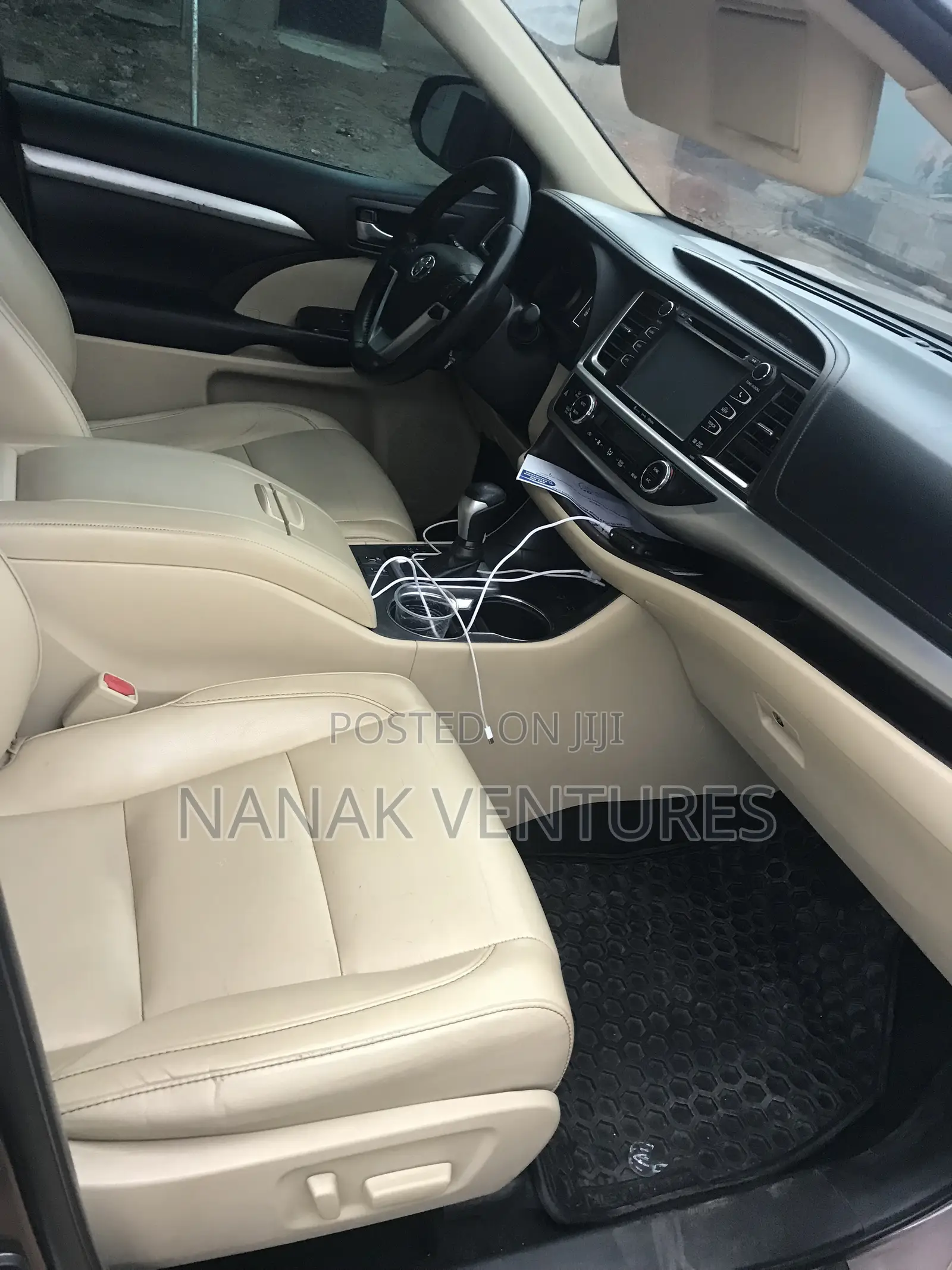 Toyota Highlander XLE 2019 Gold
