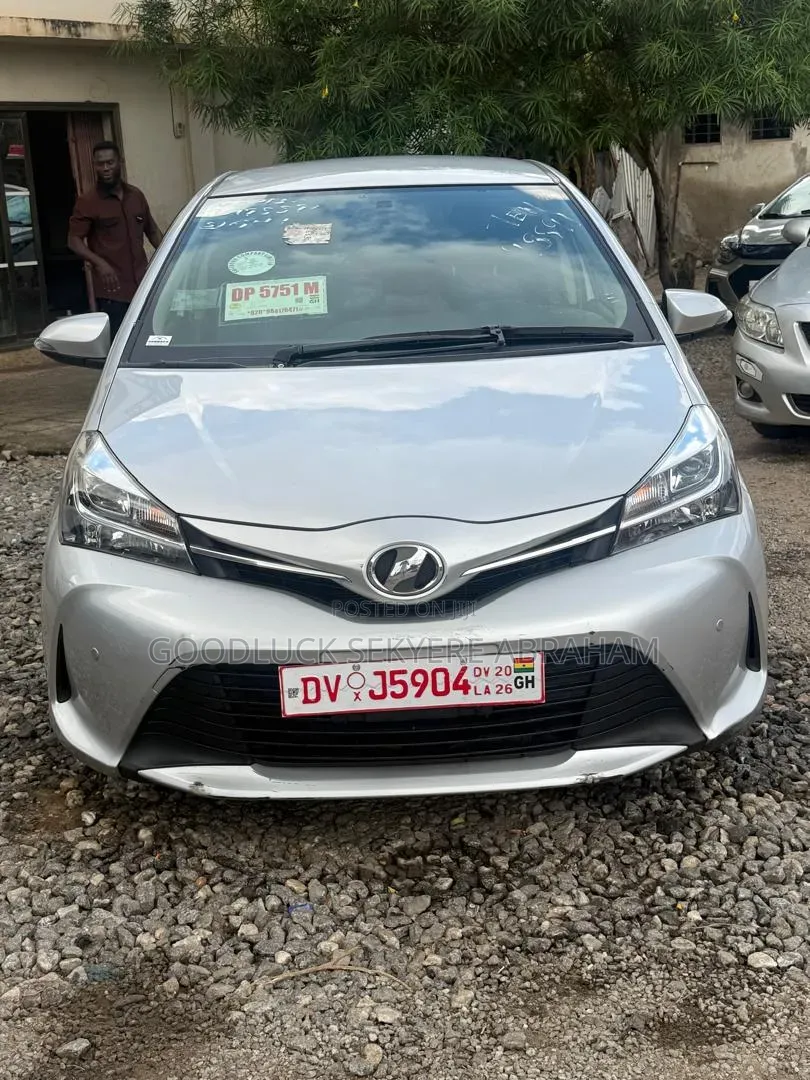 Toyota Vitz 2015 Silver