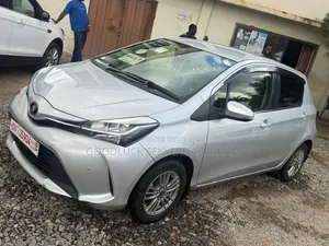 Toyota Vitz 2015 Silver