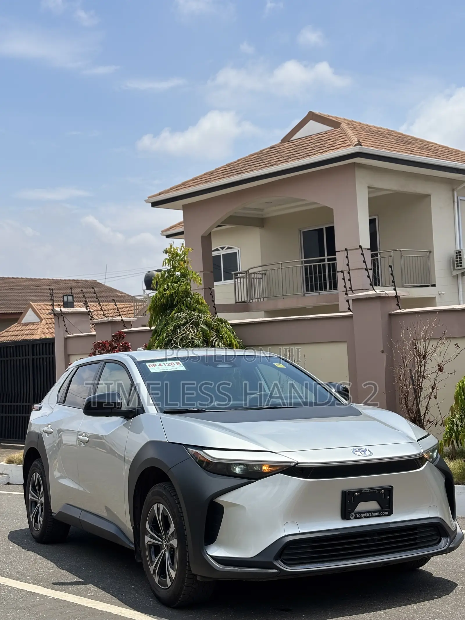 Toyota bZ4X XLE 2024 Silver