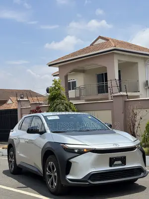 Toyota bZ4X XLE 2024 Silver