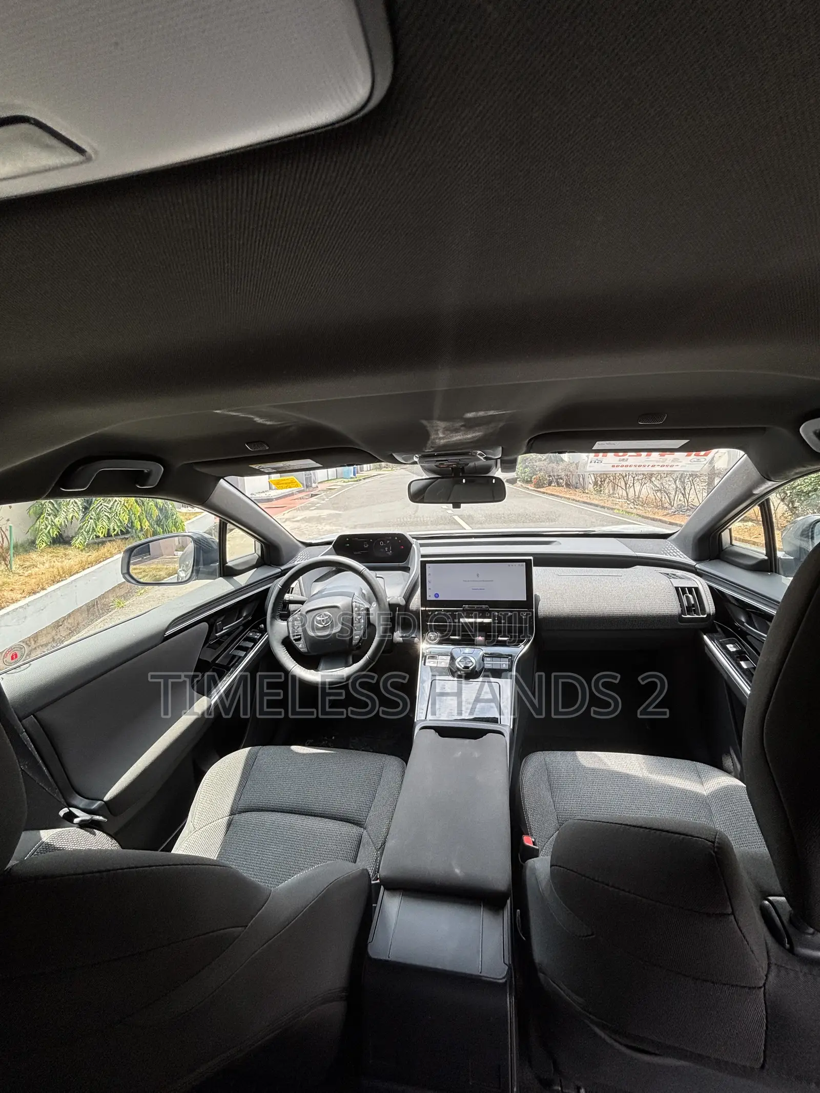 Toyota bZ4X XLE 2024 Silver