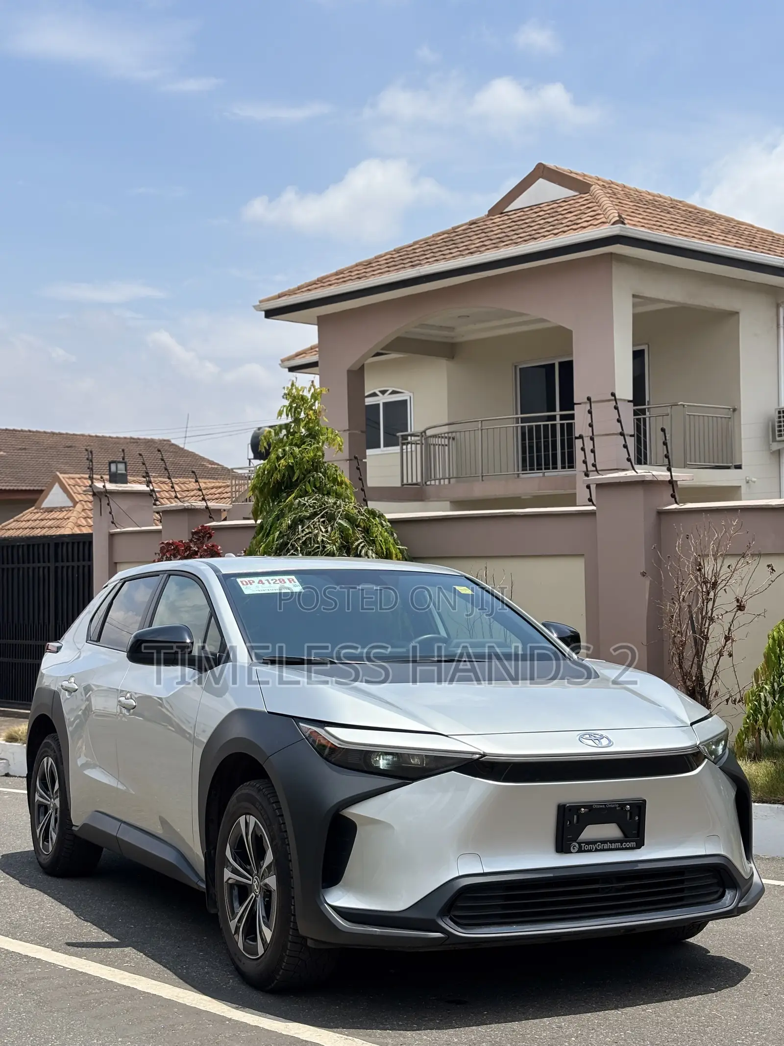 Toyota bZ4X XLE 2024 Silver