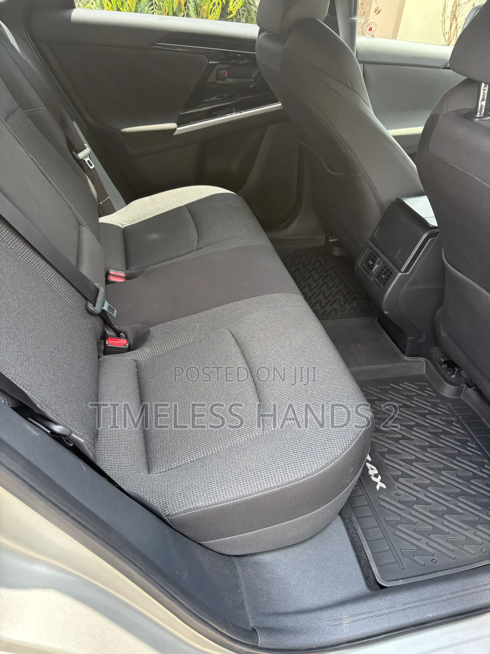 Toyota bZ4X XLE 2024 Silver