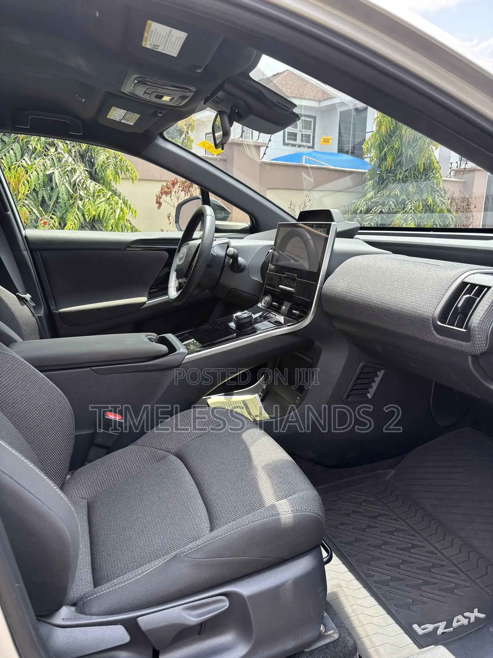 Toyota bZ4X XLE 2024 Silver