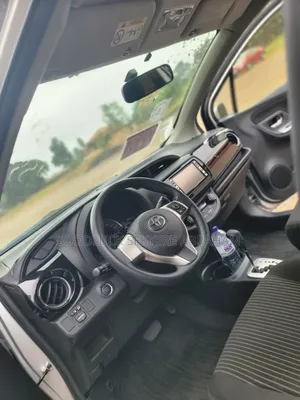 Toyota Vitz 2015 Silver