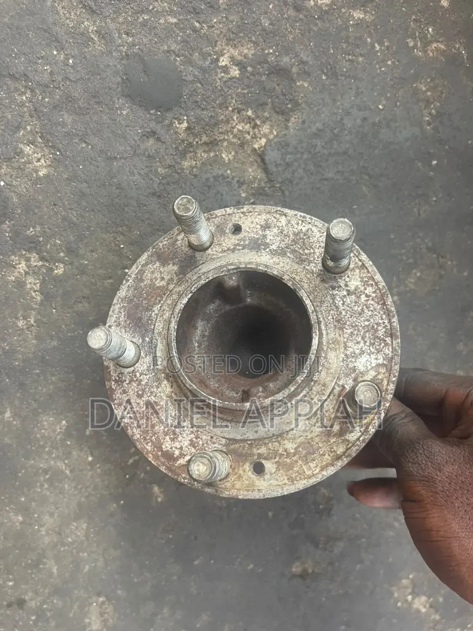 Dealer in All Kinds of Saloon Cars Back Hubs