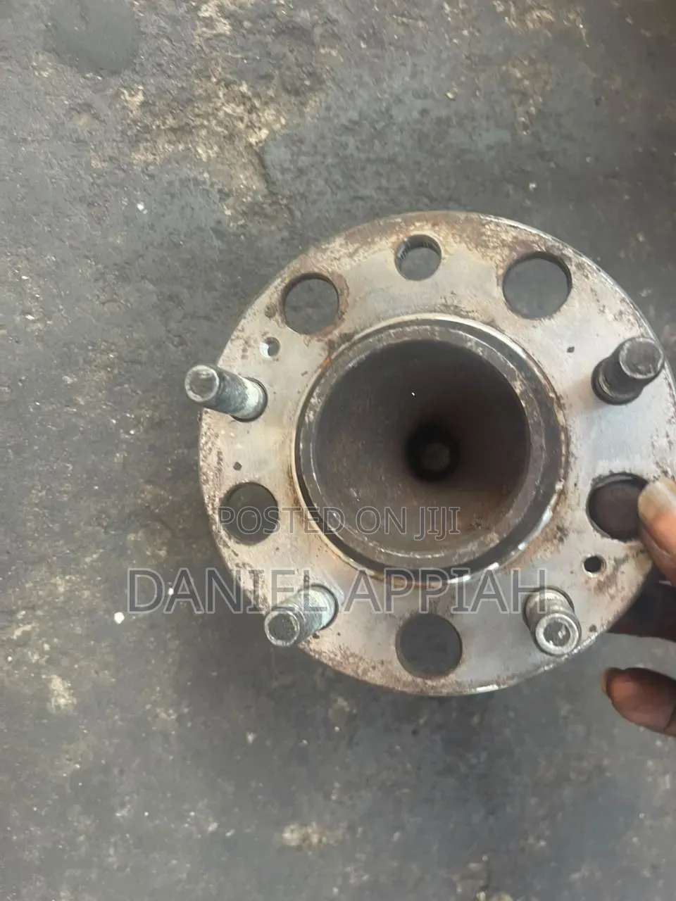 Dealer in All Kinds of Saloon Cars Back Hubs