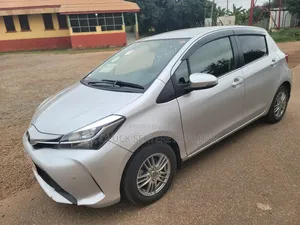 Toyota Vitz 2015 Silver