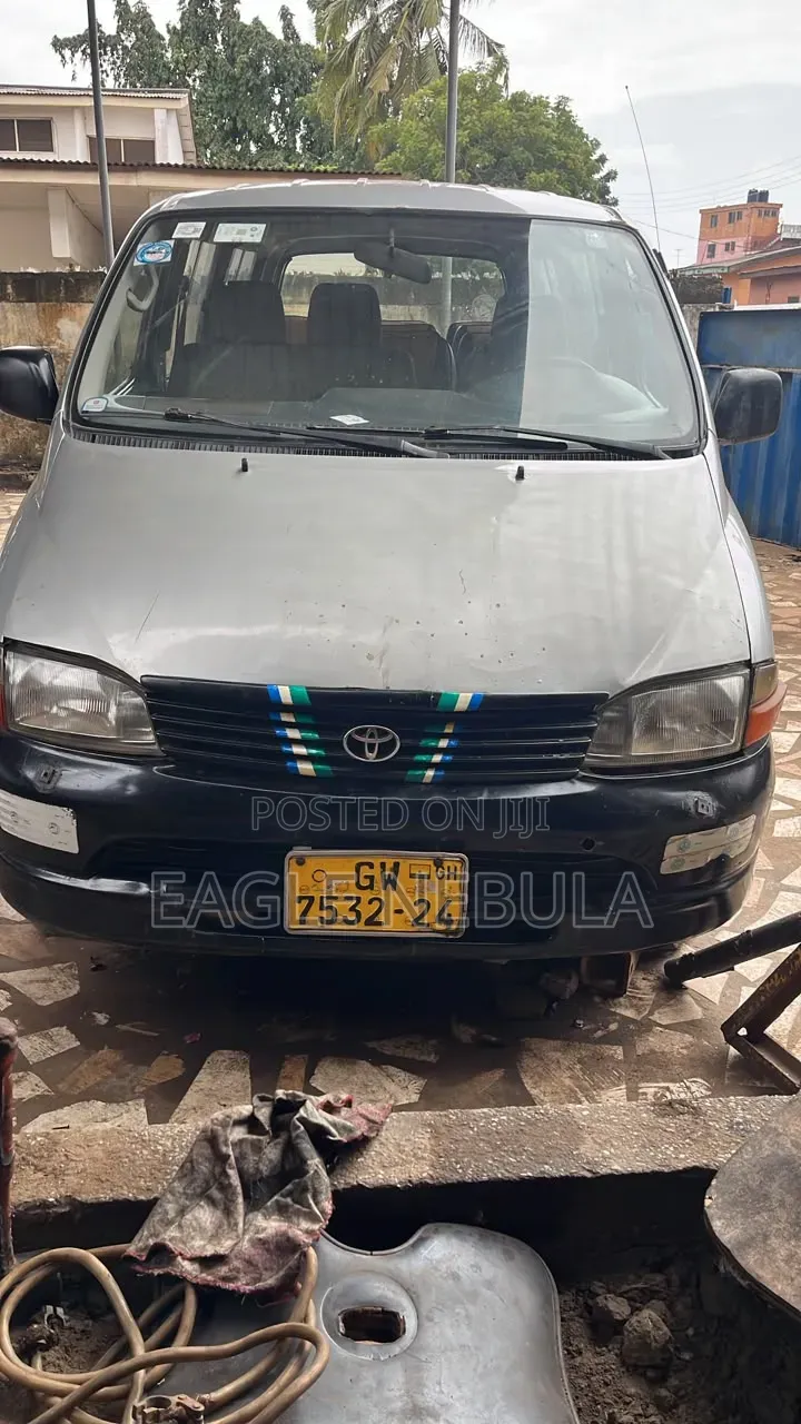 Toyota HiAce 2010 Red