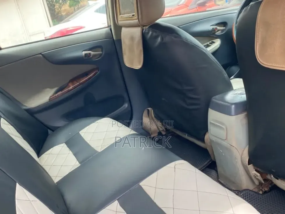 Toyota Corolla LE 4dr Sedan (1.8L 4cyl 4A) 2010 Gray