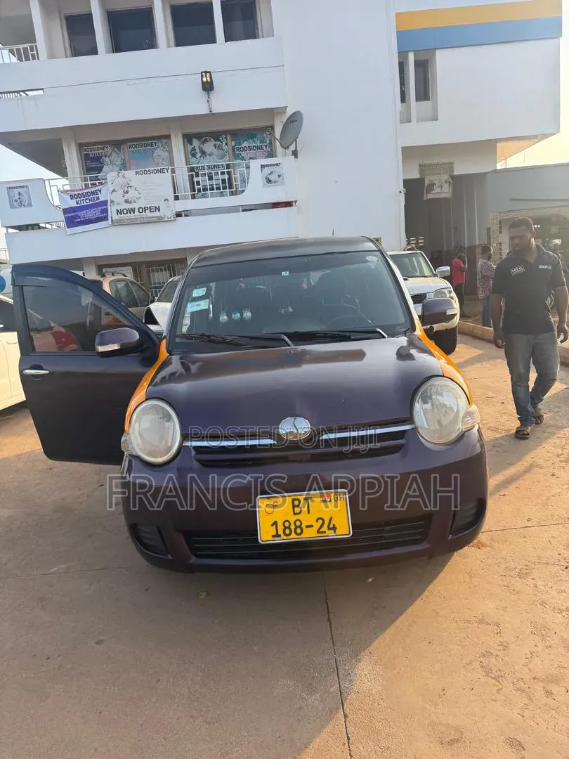 Toyota Sienta 2012