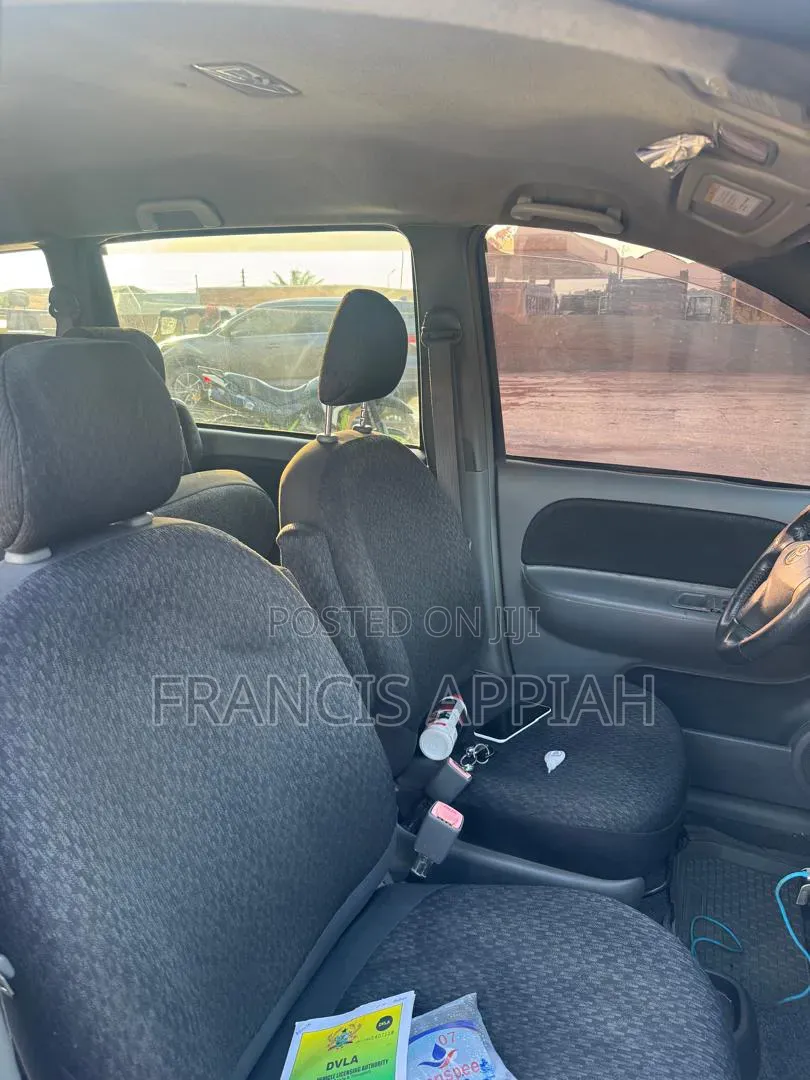 Toyota Sienta 2012