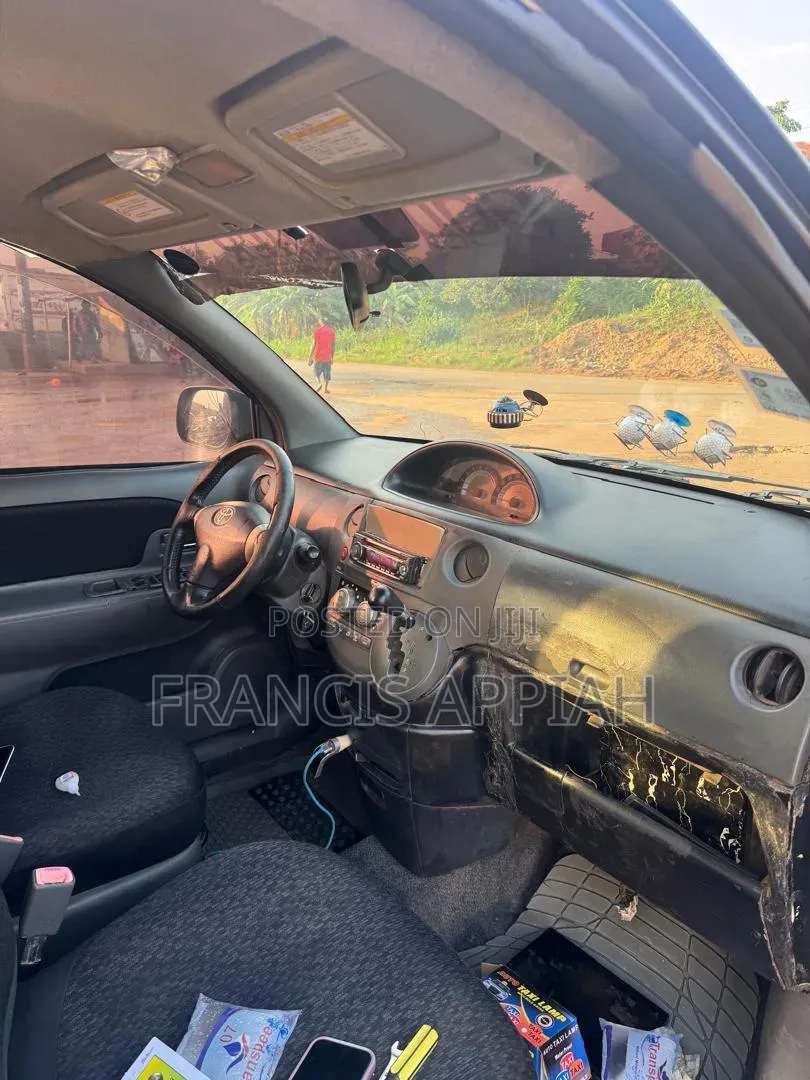 Toyota Sienta 2012