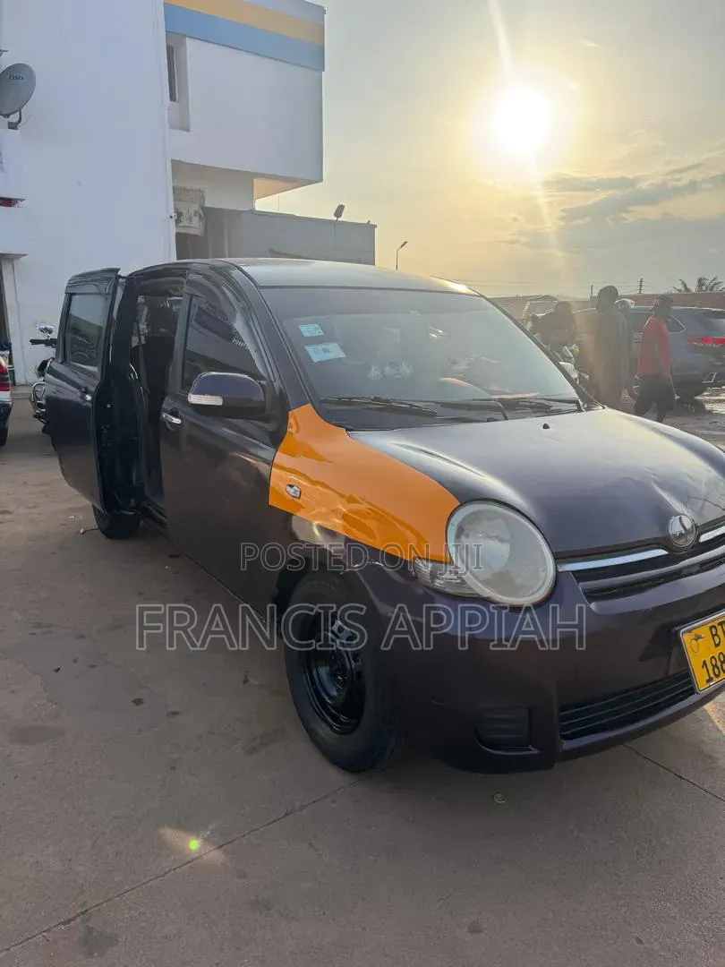 Toyota Sienta 2012