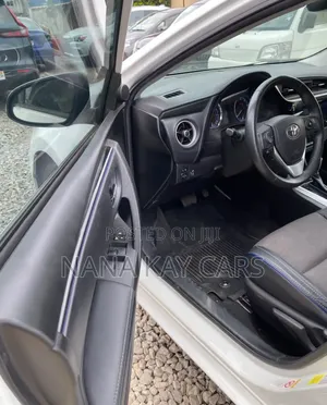 Toyota Corolla SE (1.8L 4cyl 2A) 2018 White