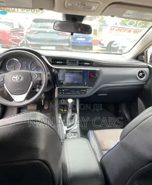 Toyota Corolla SE (1.8L 4cyl 2A) 2018 White