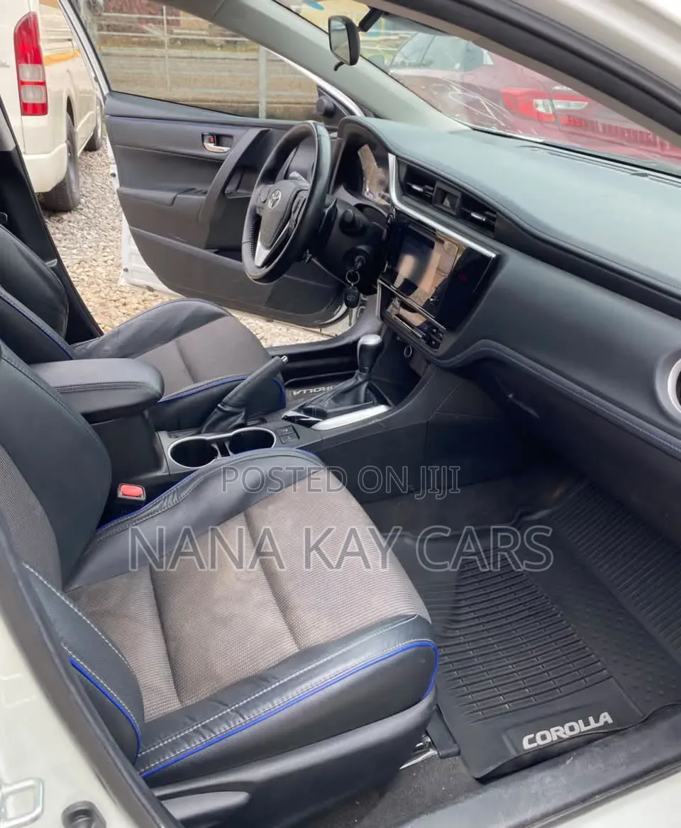 Toyota Corolla SE (1.8L 4cyl 2A) 2018 White