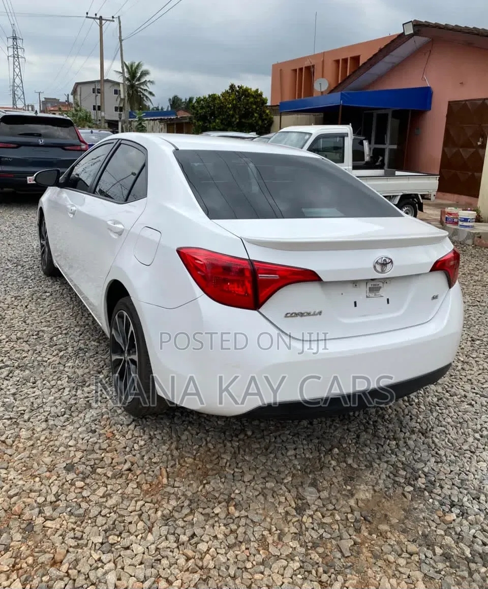 Toyota Corolla SE (1.8L 4cyl 2A) 2018 White