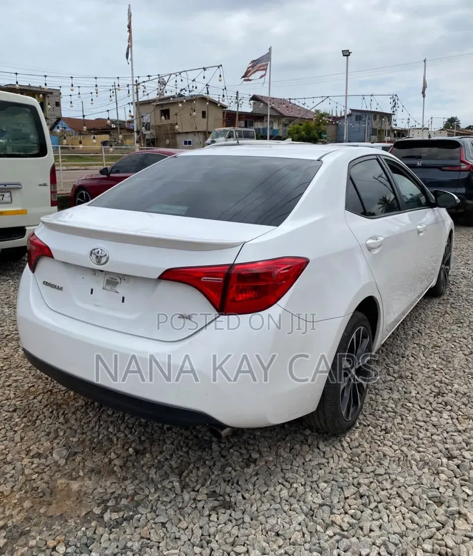 Toyota Corolla SE (1.8L 4cyl 2A) 2018 White