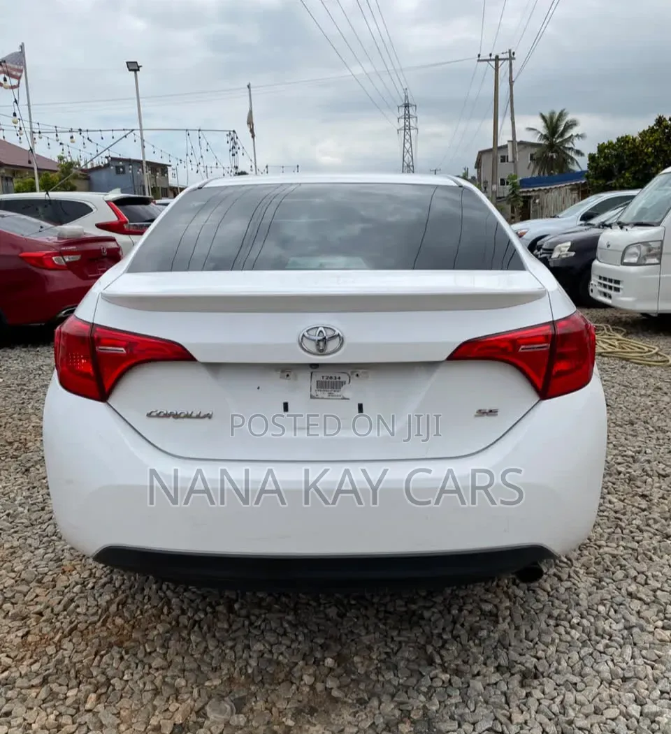 Toyota Corolla SE (1.8L 4cyl 2A) 2018 White