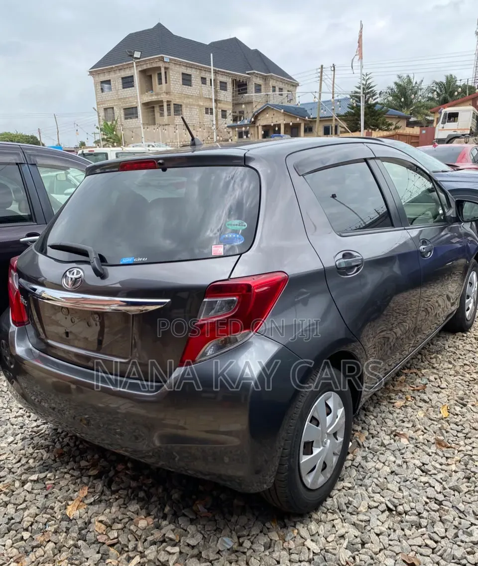 Toyota Vitz 1.3 AWD 5dr 2015 Gray
