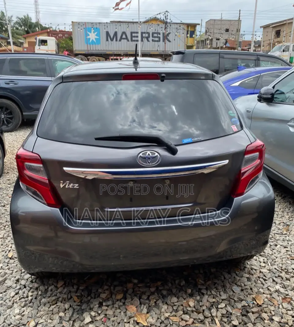Toyota Vitz 1.3 AWD 5dr 2015 Gray