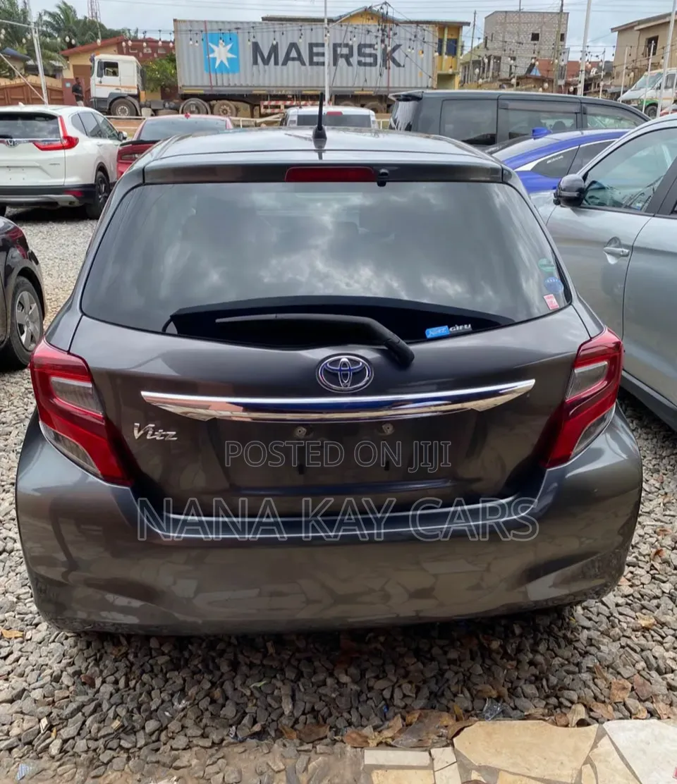 Toyota Vitz 1.3 AWD 5dr 2015 Gray