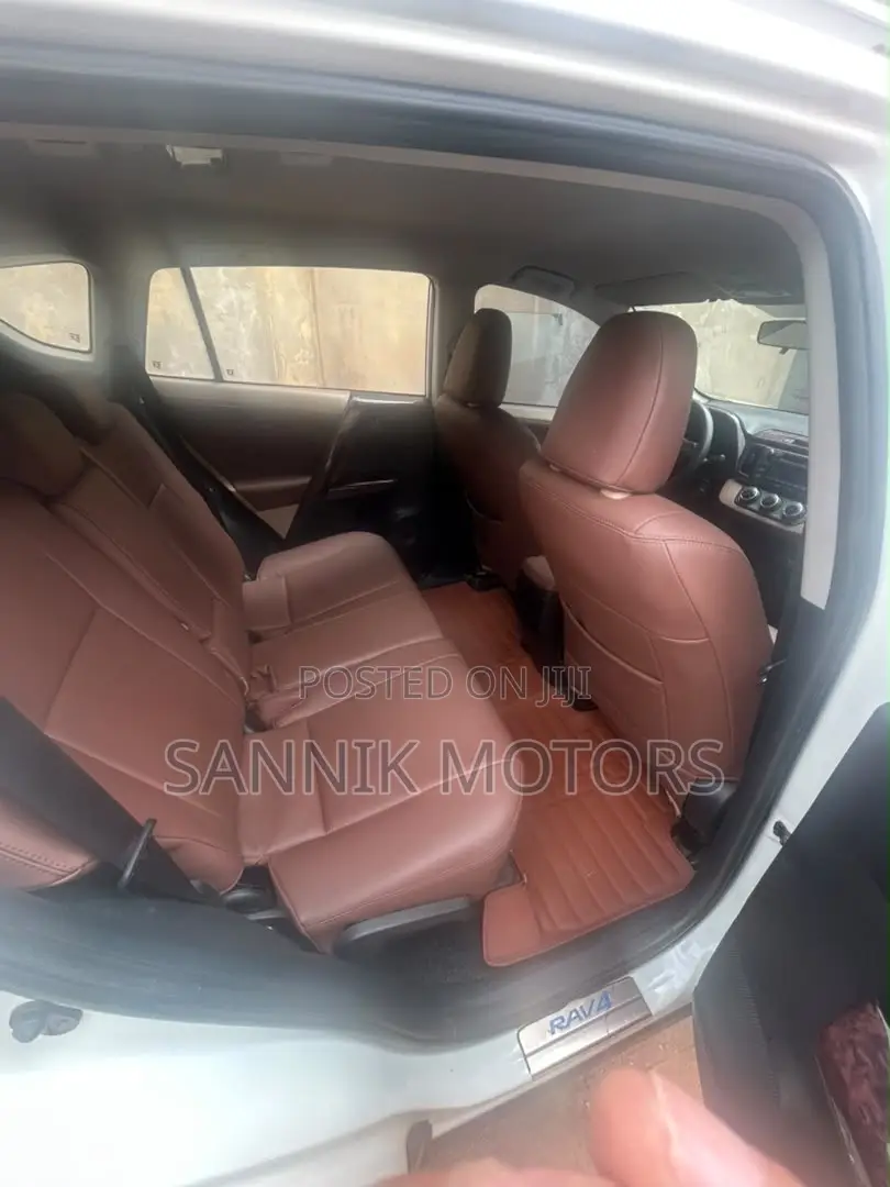 Toyota RAV4 SE AWD (2.5L 4cyl 6A) 2017 White