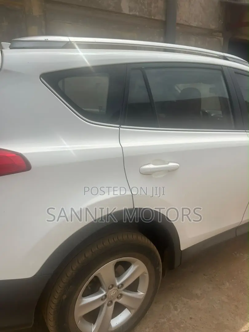 Toyota RAV4 SE AWD (2.5L 4cyl 6A) 2017 White